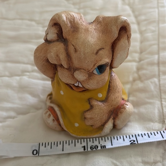 Tinker stoneware”Tilly” made in England, collectible bunny, wiping away tears - Picture 5 of 5